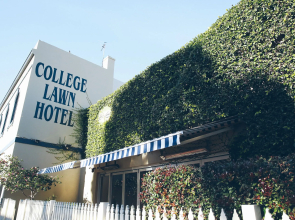 College Lawn Hotel - Hostel