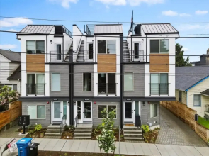 3BR 2 5BA Rooftop View Green Lake Hideaway