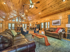 Broken Bow Cabin w/ Hot Tub ~ 6 Mi to Lake!