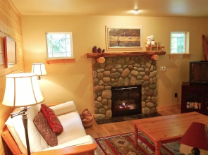 Glacier Springs Cabin 2bedrooms, 2 Baths - hot tub & Pet Friendly!