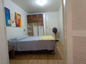 Apartamento térreo com ar condicionado bem localizado