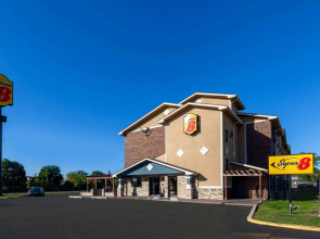 Super 8 by Wyndham Roseville/Detroit Area