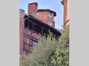 Appartement exceptionnel 4 étoiles hyper centre Albi 65 m2 au 4ème étage sans ascenseur avec une tour du 12ème siècle