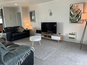 Modern apartment- rural outlook, central Cambridge