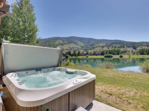 Stunning Mtn Views & Hot Tub: Silverthorne Retreat