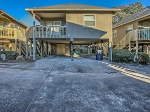 Walk to Beach: Dog-friendly Myrtle Beach Cottage!