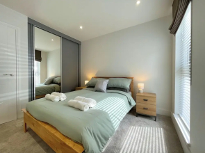 Modern and Sleek 2 Bed Apartment