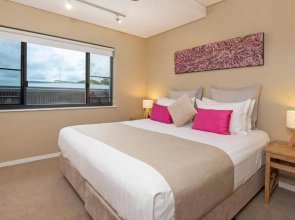 Saltwater Suites - 1,2 & 3 Bed Waterfront Apartments