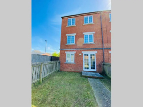 "Fishermans House" - Beautiful 4 Bed 3 Bath House - Ideal Families, Contractors & Mixed Groups, Parking, Netflix, W-Fi and Close to Beaches, Shops & Restaurants