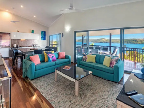 Casuarina Cove 16 Ocean View Deluxe Refurbished 3 Bedroom House Near Marina With Golf Buggy