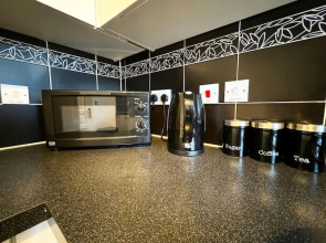 Lovely 4 Bedroom Apartment With Free Internet, study and Parking