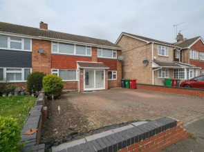 Elegant 5 Bed Home with Garden- Slough
