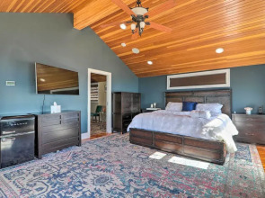 Waterfront Retreat w/ Deck ~ 7 Mi to Boston!