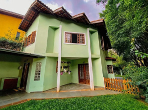 Casa confortável com churrasqueira na Granja Viana