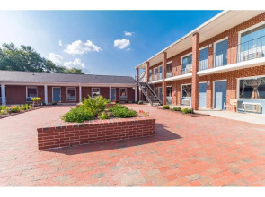 Winton Inn & Suites