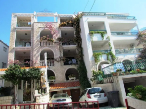 Charming Apartment in Makarska Near Ratac Beach