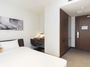 Silver Living Phrom Phong by Favstay