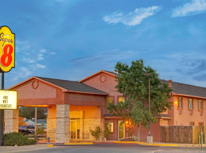 Super 8 by Wyndham Belen NM