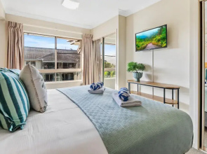 Cairns 2BR Palms Stay Top Floor Pool View