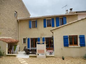 Hirondelle in Charming Village
