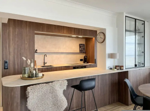 Huswell - Renovated Beachfront Apartment