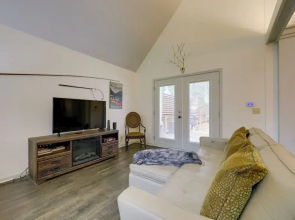 1/2 Mi to Skiing: Resort Getaway in Sapphire!