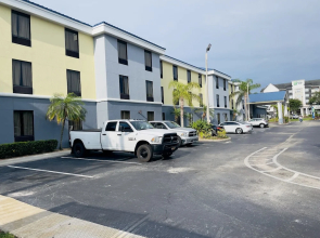 Days Inn & Suites Lakeland