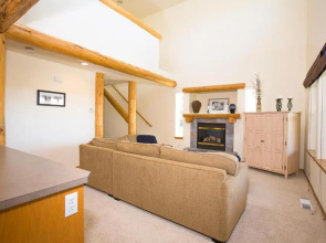 Quiet River   *30 Day Minimum 4 Bedroom Townhouse by RedAwning