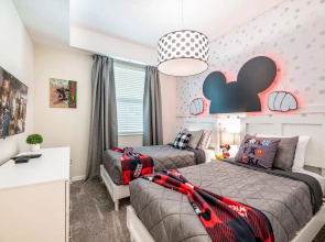 Charming condo with Mickey themed decorated bedroom near Disney