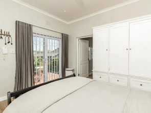 Spacious Guest Apartment in Rondebosch (Adults Only)