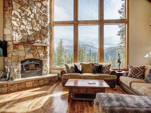 Mountain View Lodge 4 Bedroom Home by RedAwning