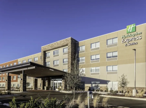 Holiday Inn Express & Suites Wilmington West - Medical Park, an IHG Hotel