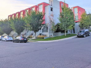 Monki Di Executive Suites - GLAS - Luxury Inner City Home 3 min to Downtown w Private Rooftop Patio Fireplace