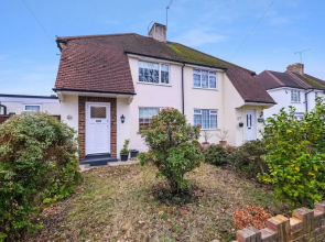 Bright 4 bed 2 bath house near Pinewood