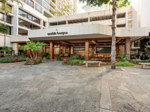 Deluxe 21st Floor Corner Condo with Diamond Head Views, FREE Parking & Wifi! by Koko Resort Vacation Rentals