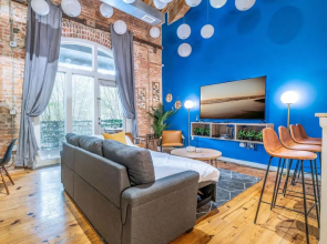 100 Year-Old Historic Brick 2BR Loft & Large Patio & Hammocks & High Ceiling