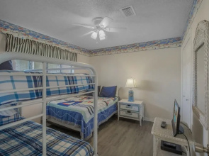 Pleasant Condo With Pool and Walk to Beach