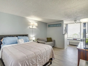 Daytona Beach Condo w/ Balcony: 5 Mi to Speedway!