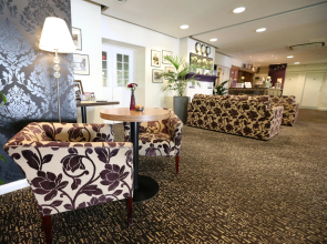 OYO The Bridge House Hotel
