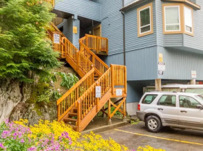 Cute and Cozy, Walk to Gondola Ski in Out