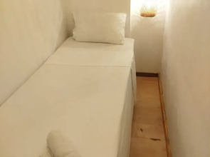 Room-hb9-b Bed In Mixed Capsule Room