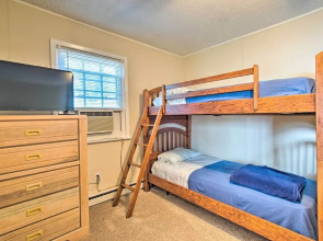 Sunny Oak Island Retreat - 3 Blocks to Beach!