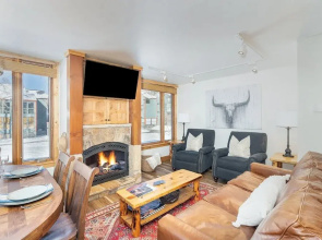 2-min Walk To Lift 7, Shuttle To Gondola! Hot Tub + Fireplace 3 Bedroom Condo by RedAwning