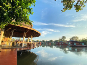Boathouse Boutique Riverside