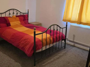 3 Bed House- Sleeps 6 - Parking - Wifi