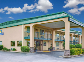 Days Inn by Wyndham Macon I-475