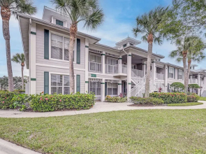 Naples Condo w/ Pond Views & Patio - Near Golf!