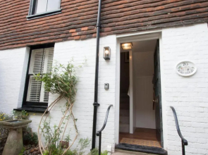 Entire 2 bed, 2 bath cottage in the heart of Rye citadel