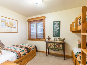 Beautiful Mountain 2 Bedroom Ski-In/Ski-Out in Ski Trails by RedAwning Save 10% on 3 Nights, 15% on 5 Nights!