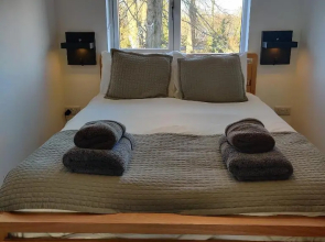 Delightful & Picturesque Modern Detached Apartment, Next to Chester Zoo, Near Park and Ride to City Centre